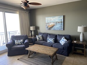 Een smart-tv en boeken