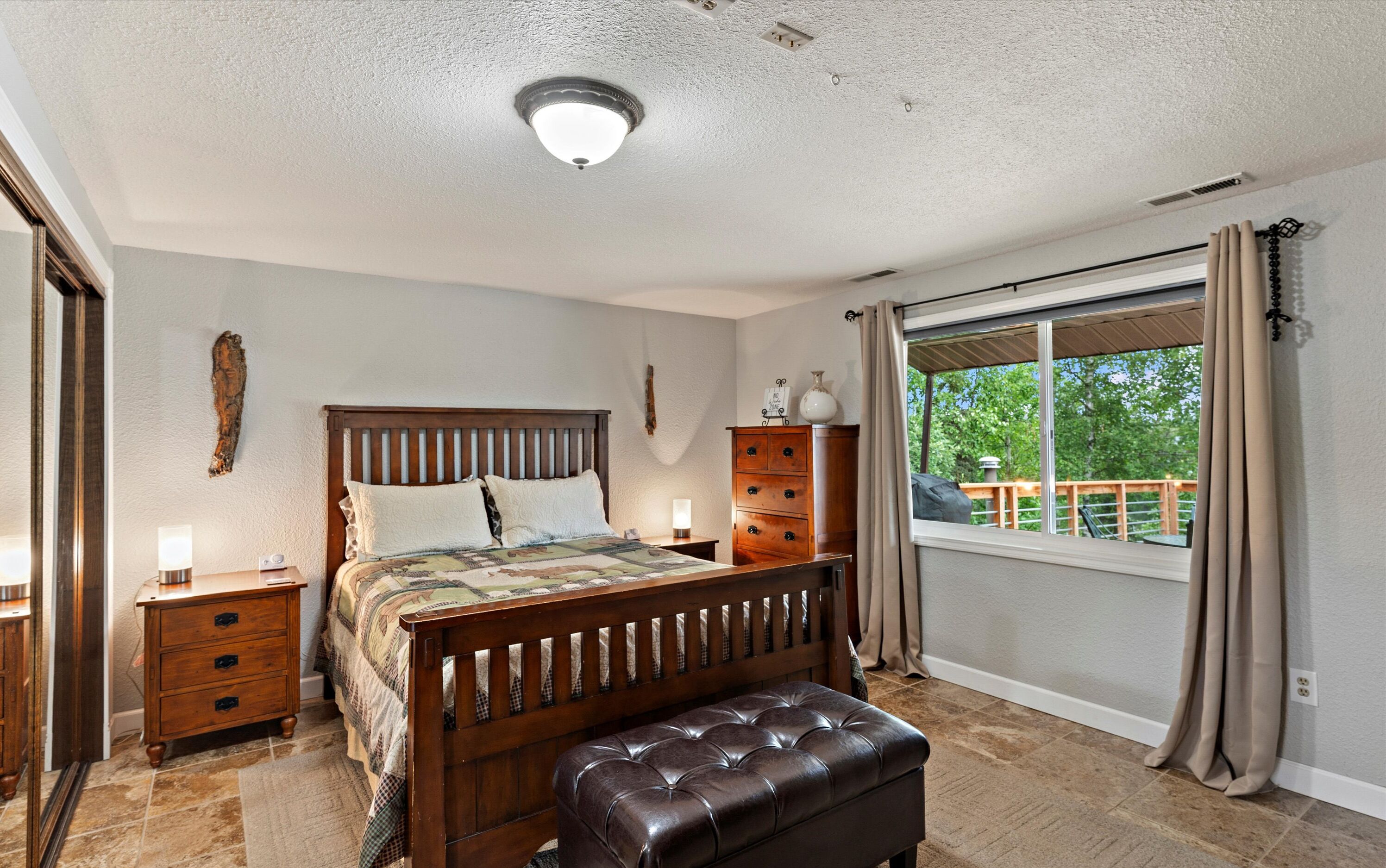 Spacious Private Lakefront Home - Perfect For Families and Corporate Rentals 