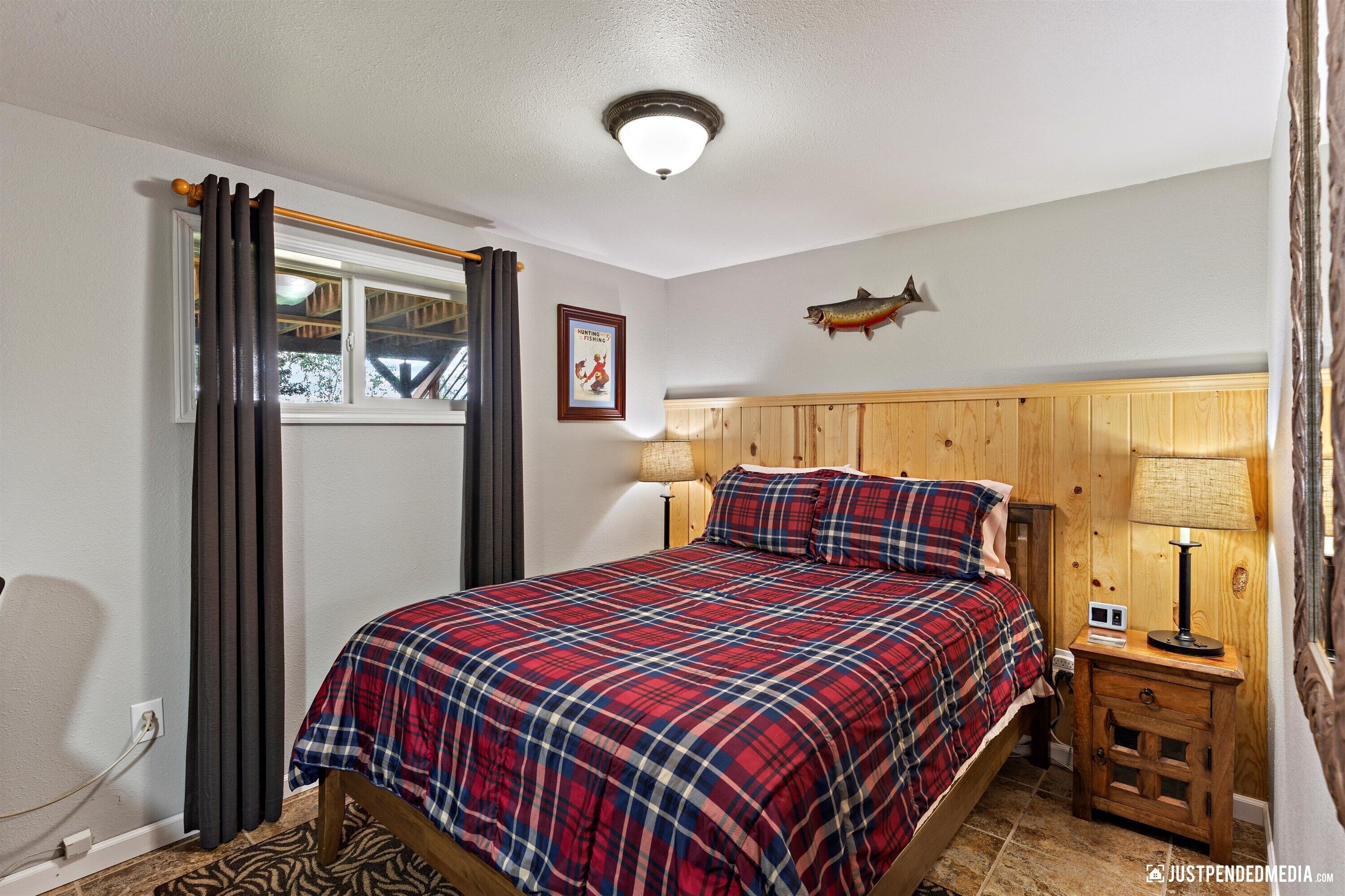 Spacious Private Lakefront Home - Perfect For Families and Corporate Rentals 