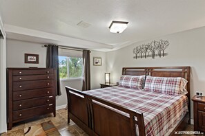 4 habitaciones, escritorio y tabla de planchar con plancha