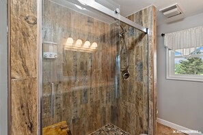 Combined shower/tub, hair dryer, towels, soap - Spacious Private Lakefront Home - Perfect For Families and Corporate Rentals  (Wasilla)