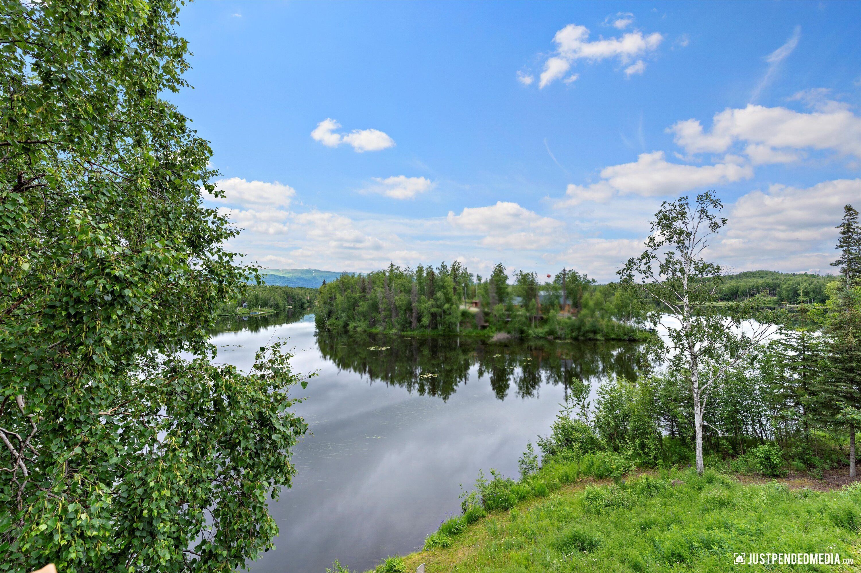 Spacious Private Lakefront Home - Perfect For Families and Corporate Rentals 
