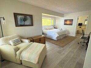 5 bedrooms, iron/ironing board, travel cot, free WiFi - Direct Lake Michigan Beach Frontage with Sunset Views of the Manitou Islands!  (Lake Leelanau)