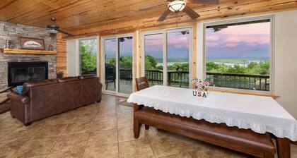 Upea järvinäköala, ylellinen mökki tarjoaa täydellisen kokoontumispaikan.