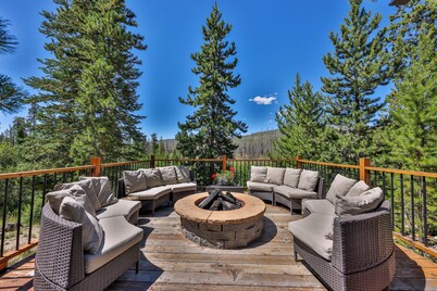 Riverfront log home on 3 acres near RMNP w/hot tub, private beach & flyfishing.