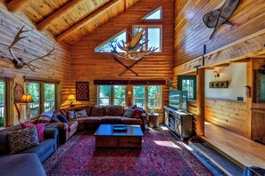 Smart TV, chimenea, futbolito y tenis de mesa 