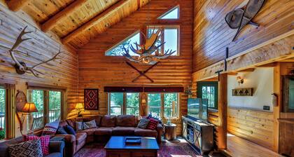 Large log home directly on CO River w/beach, hot tub