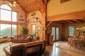 TV connectée, lecteur de DVD, livres, vidéothèque