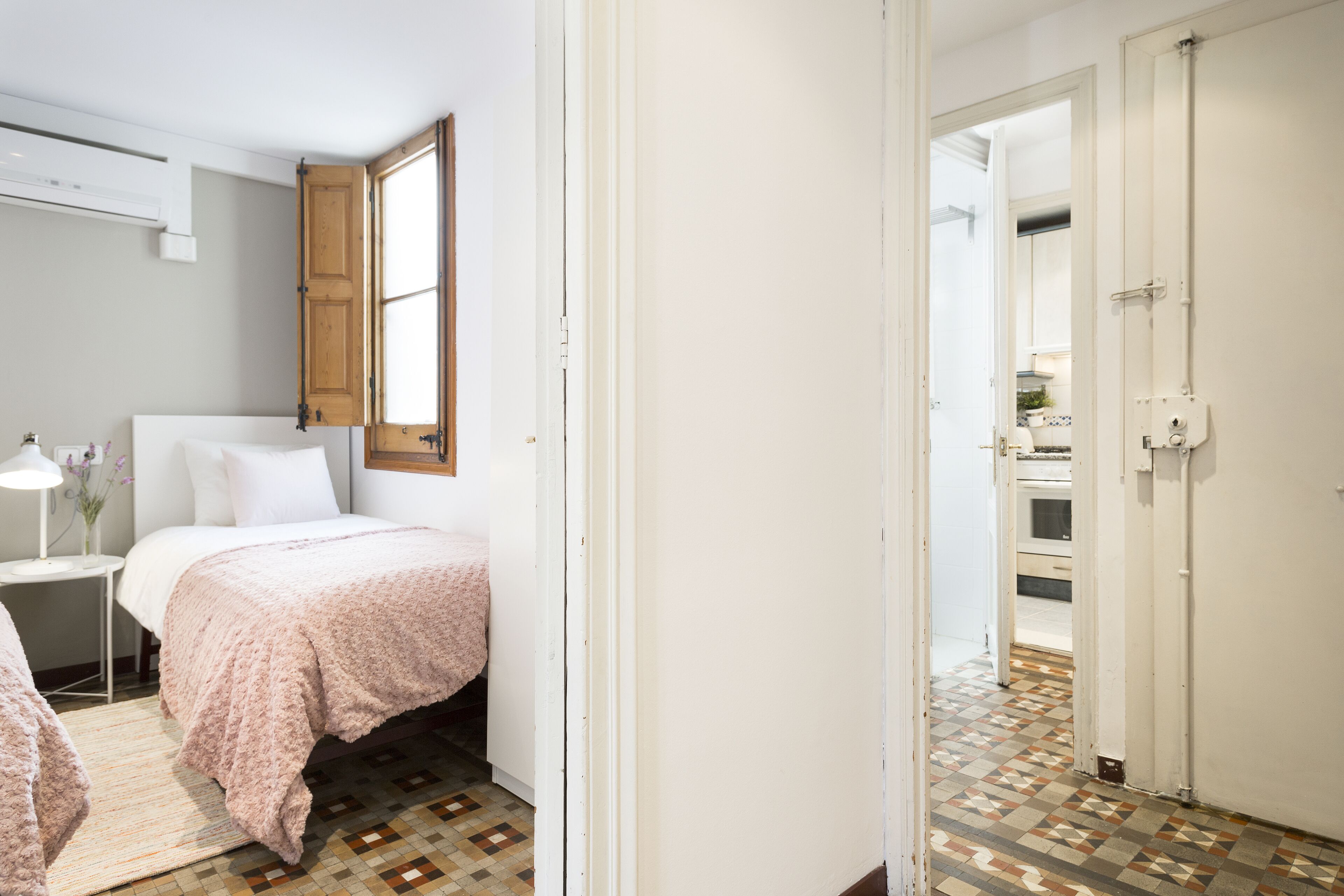 2 habitaciones, tabla de planchar con plancha, cuna de viaje y wifi 