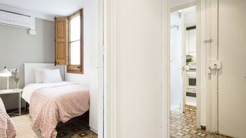 2 habitaciones, tabla de planchar con plancha, cuna de viaje y wifi