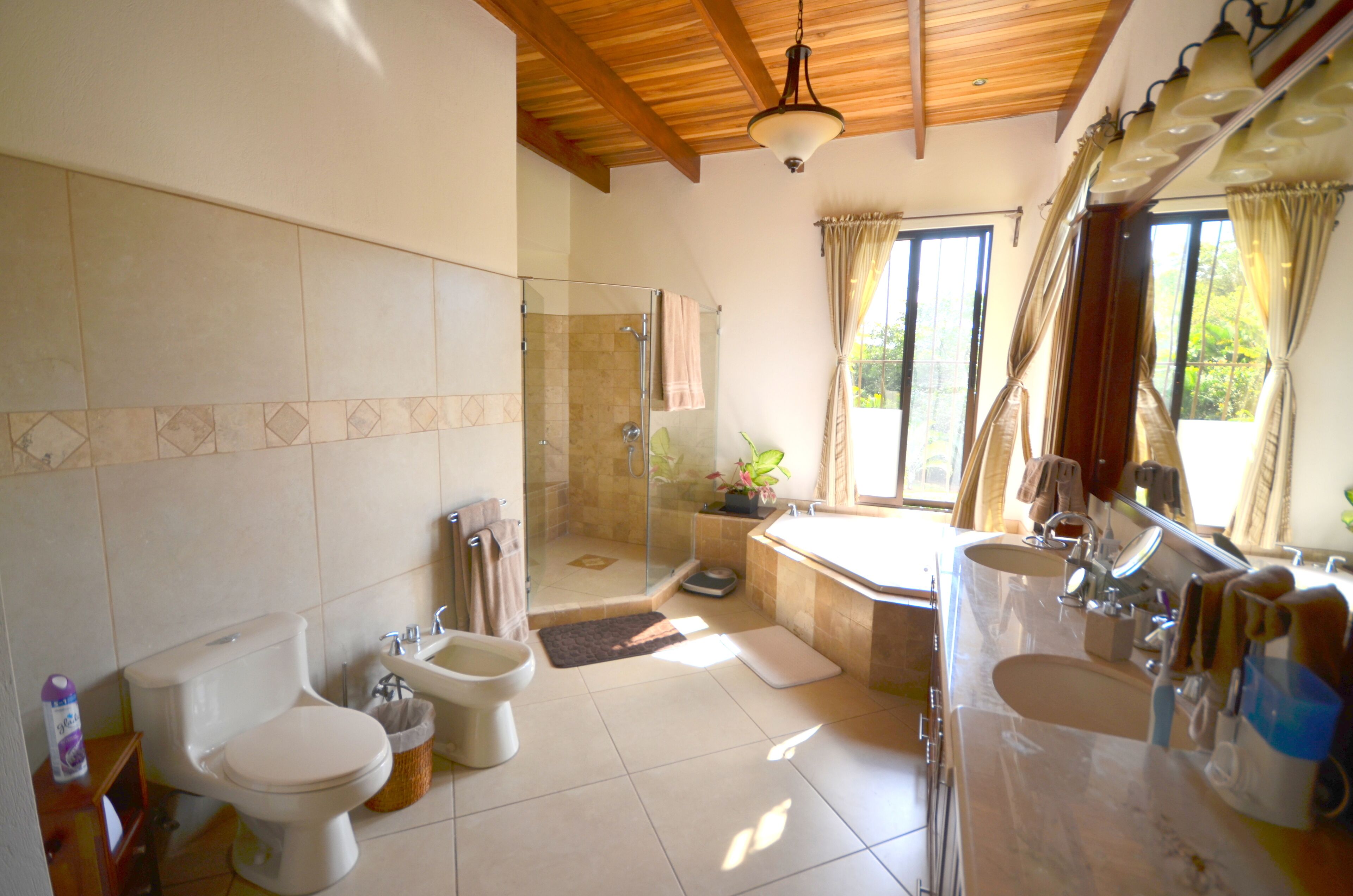 Douche, baignoire à jets, sèche-cheveux, bidet