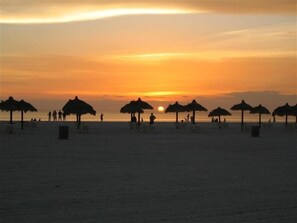 En la playa, camastros y toallas de playa 