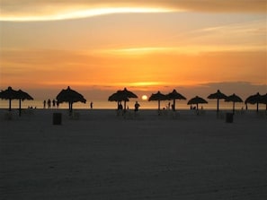 Sulla spiaggia, lettini da mare, teli da spiaggia