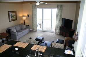 Smart TV, DVD player, books, video library - {L@@K}  Beach FRONT, Home @ the Beach w/Beach Chair Service {L@@K} (Panama City Beach)