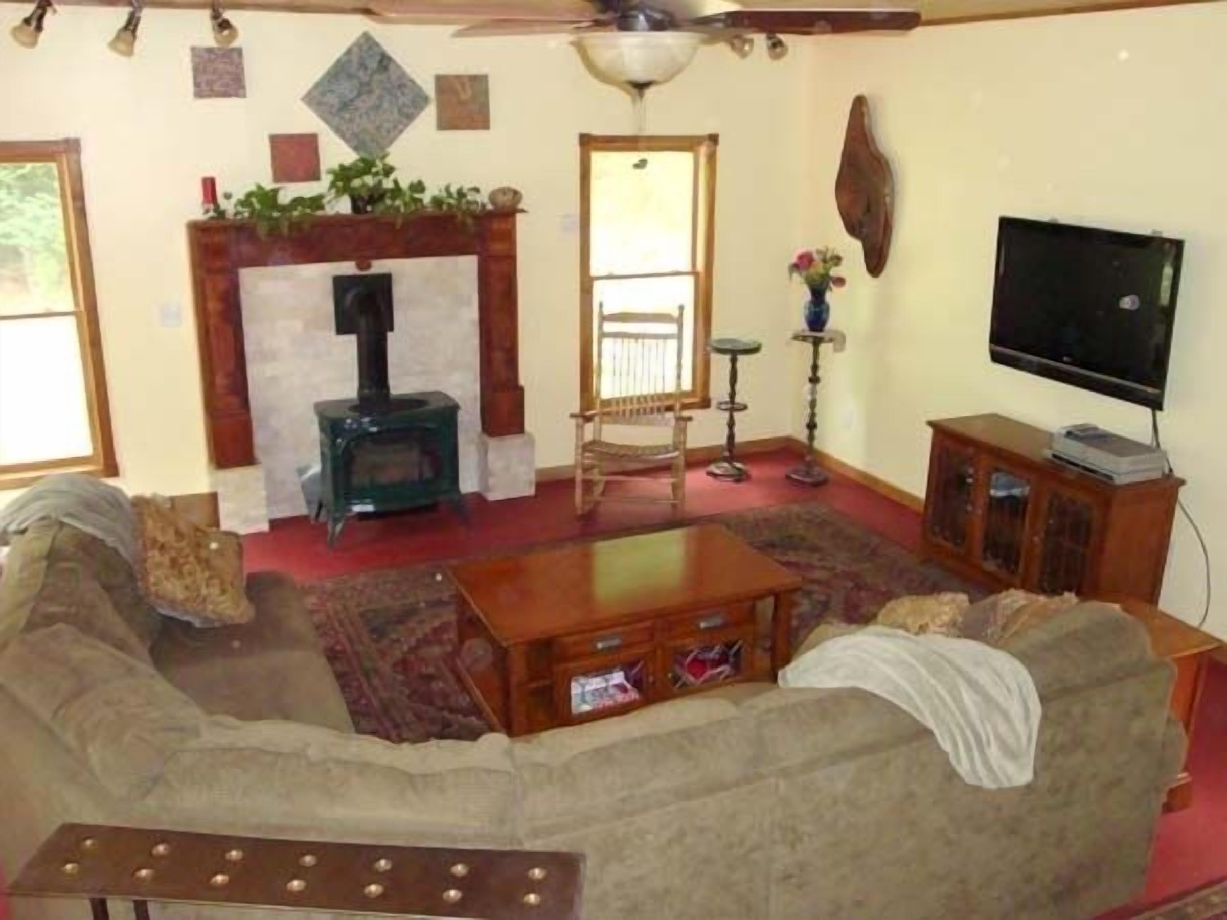 Charming Cottage-Beautiful Views-Private Pond-~NC~ Mountains!