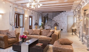 Smart TV, chimenea, reproductor de DVD, libros