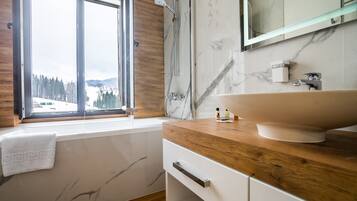 Badekar, toalettartikler (inkludert), hårføner og badekåper