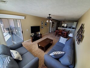 Älytelevisio, DVD-soitin, kirjoja, videokirjasto