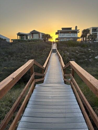 Beach Front/heated pool/spa. Ocean Views, Umbrella+Lounger for beach, Balconies