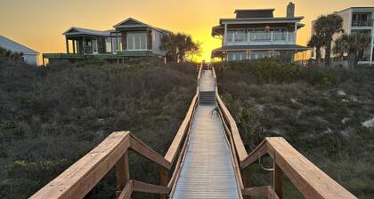 Beach Front/heated pool/spa. Ocean Views, Umbrella+Lounger for beach, Balconies