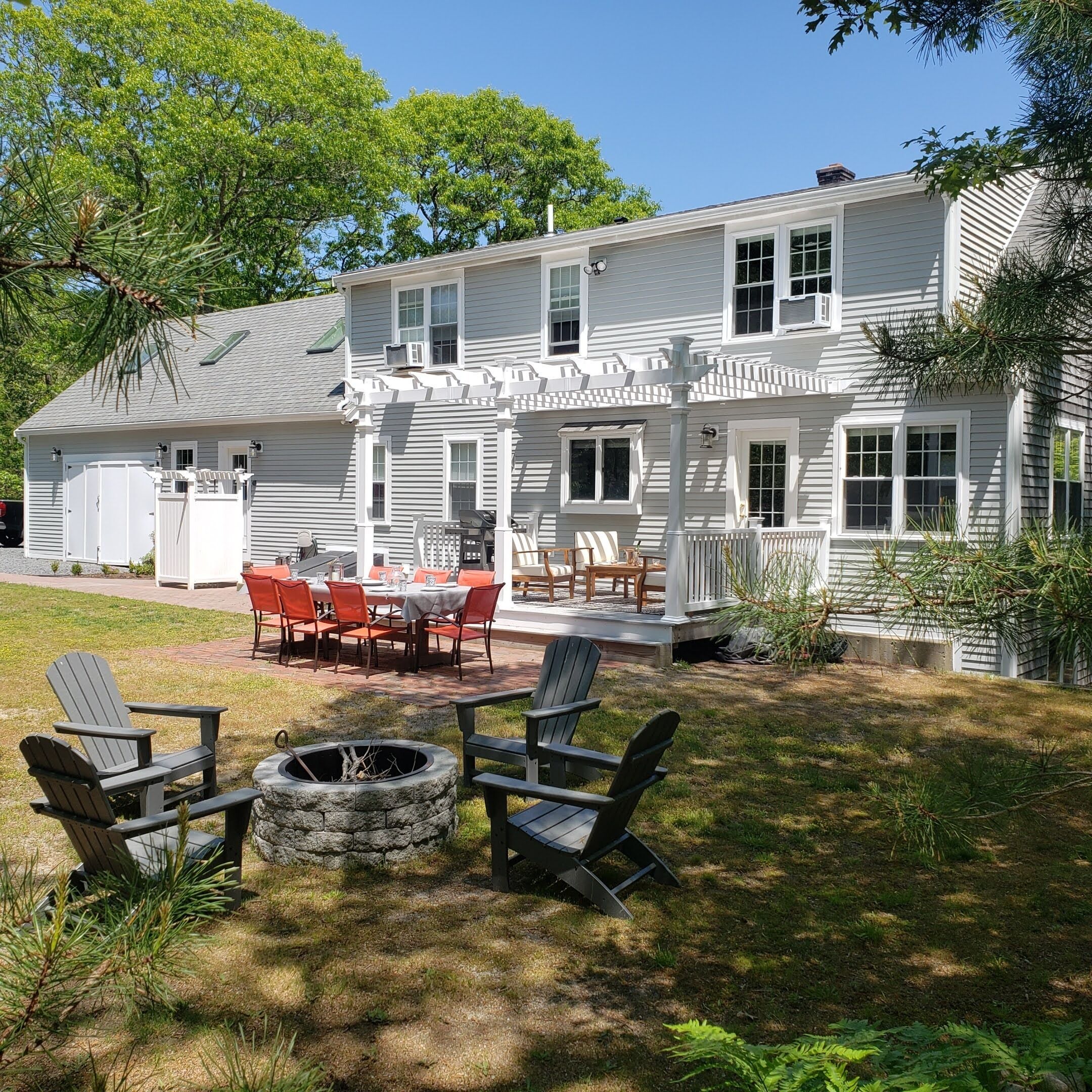 Close to beaches - Private Yard - 4 bed, 3 baths on 3 Levels!