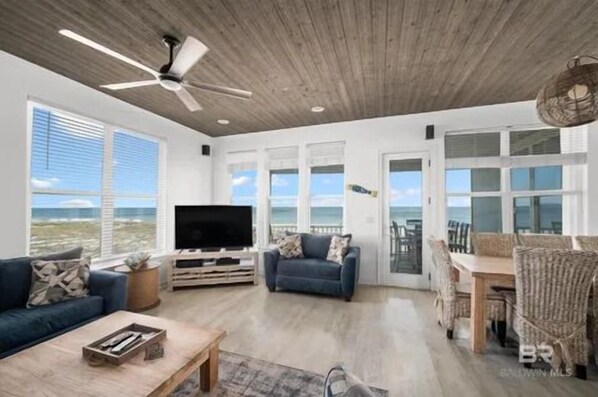 Téléviseur connecté, livres, chaîne audio