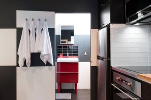 Fridge, microwave, oven, stovetop - Palo Alto Cottage Near Stanford & Tech Companies (Palo Alto)