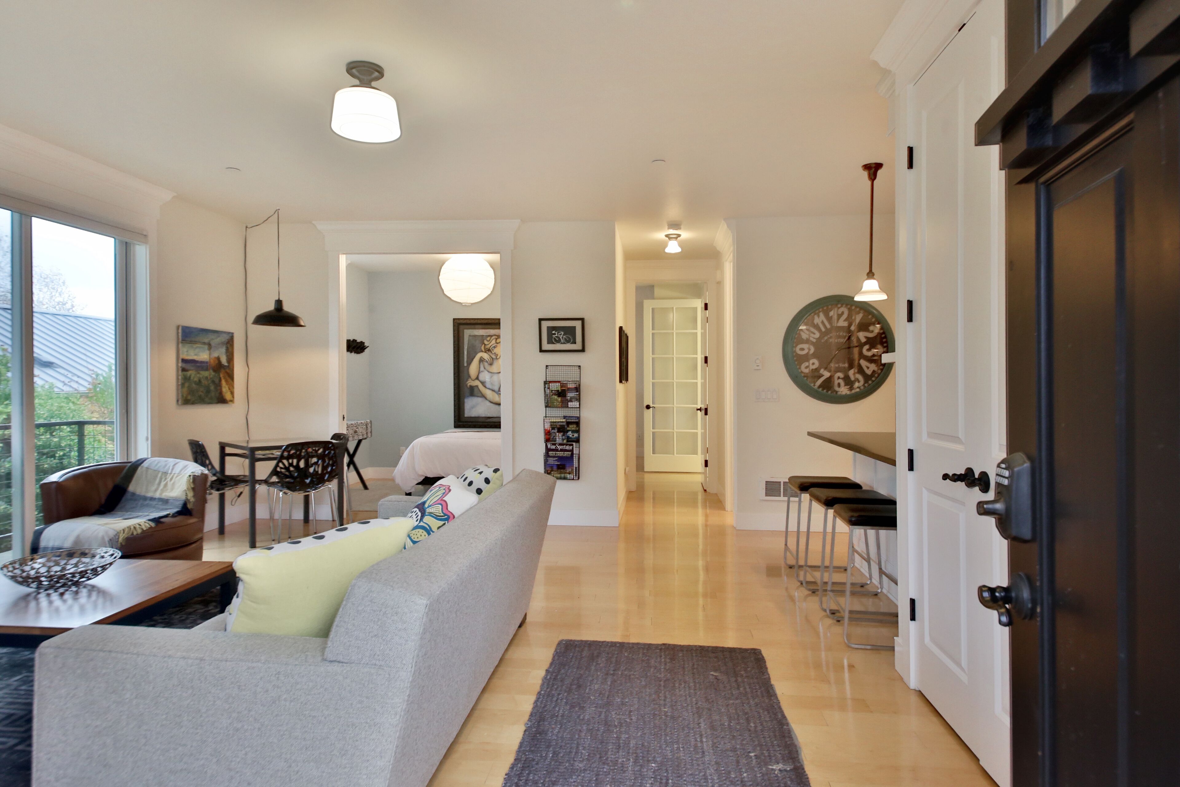 Robins Nest Langley-Modern Condo In Downtown Langley