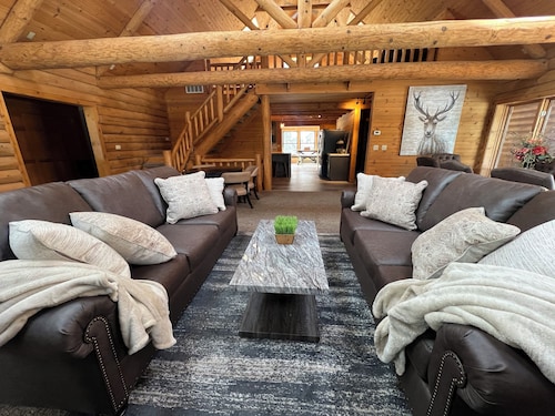 Geräumige Hütte, die sich neben ATV Trails und Andy's Horse Trails befindet!