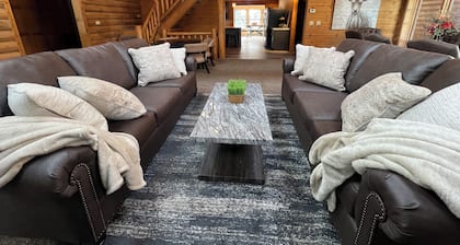 Geräumige Hütte, die sich neben ATV Trails und Andy's Horse Trails befindet!