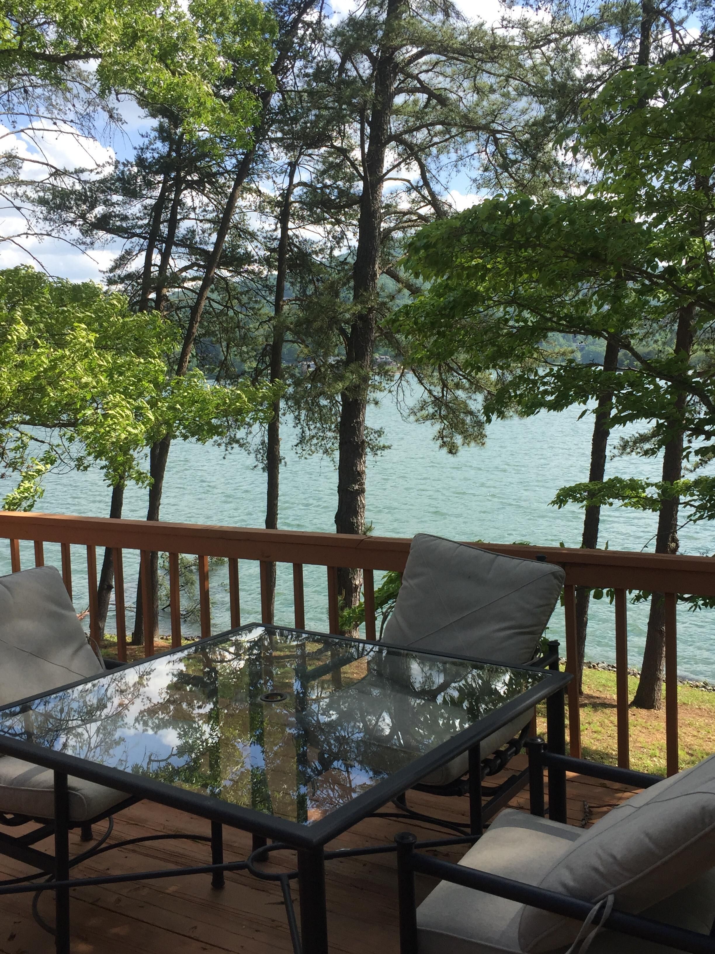 JUST DISCOUNTED  - JULY!!   5-day rental - 400 feet Lakefront Home!-