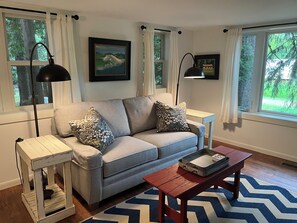 TV - Stonegable: Perfect couples retreat;quiet, private, modern, close to everything! (Empire)