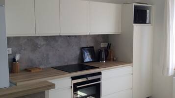 Frigorífico, microondas, horno y placa de cocina