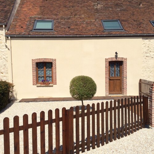 Cottage au bord etang de 5HA. Parc 8HA. Jouets pour enfants. Pêche. 80kms Paris.