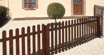 Cottage au bord etang de 5HA. Parc 8HA. Jouets pour enfants. PĂȘche. 80kms Paris.