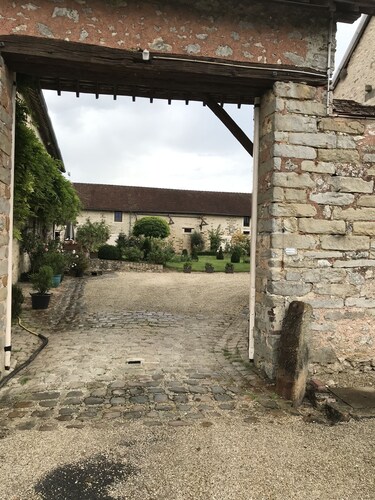 Cottage in 8 ha park with  lake, toys/swing set/ping pong,.. Paris 80km. Pêche