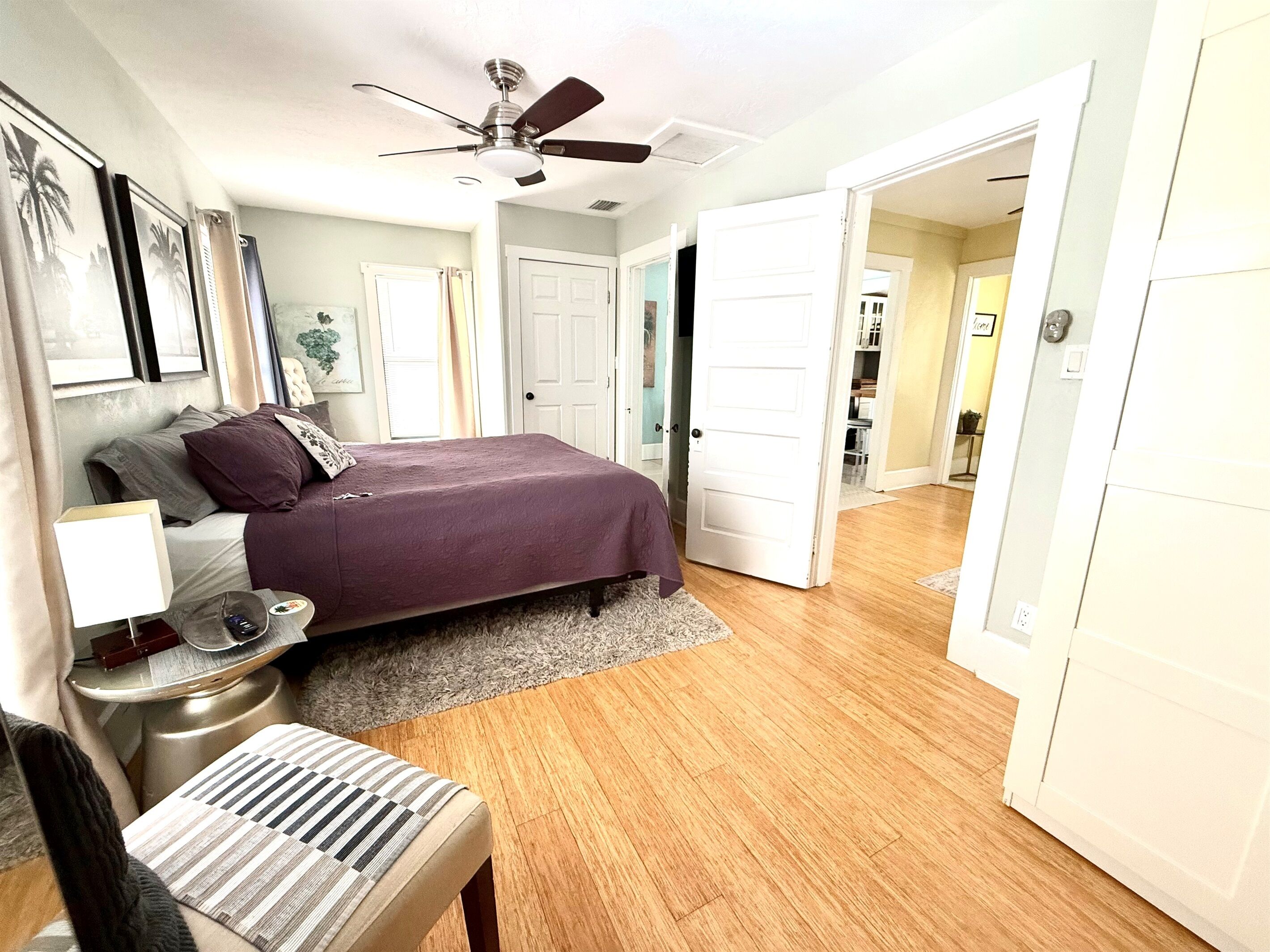 2 chambres, bureau, fer et planche à repasser, lit parapluie