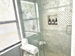 Douche, sèche-cheveux, serviettes fournies, savon