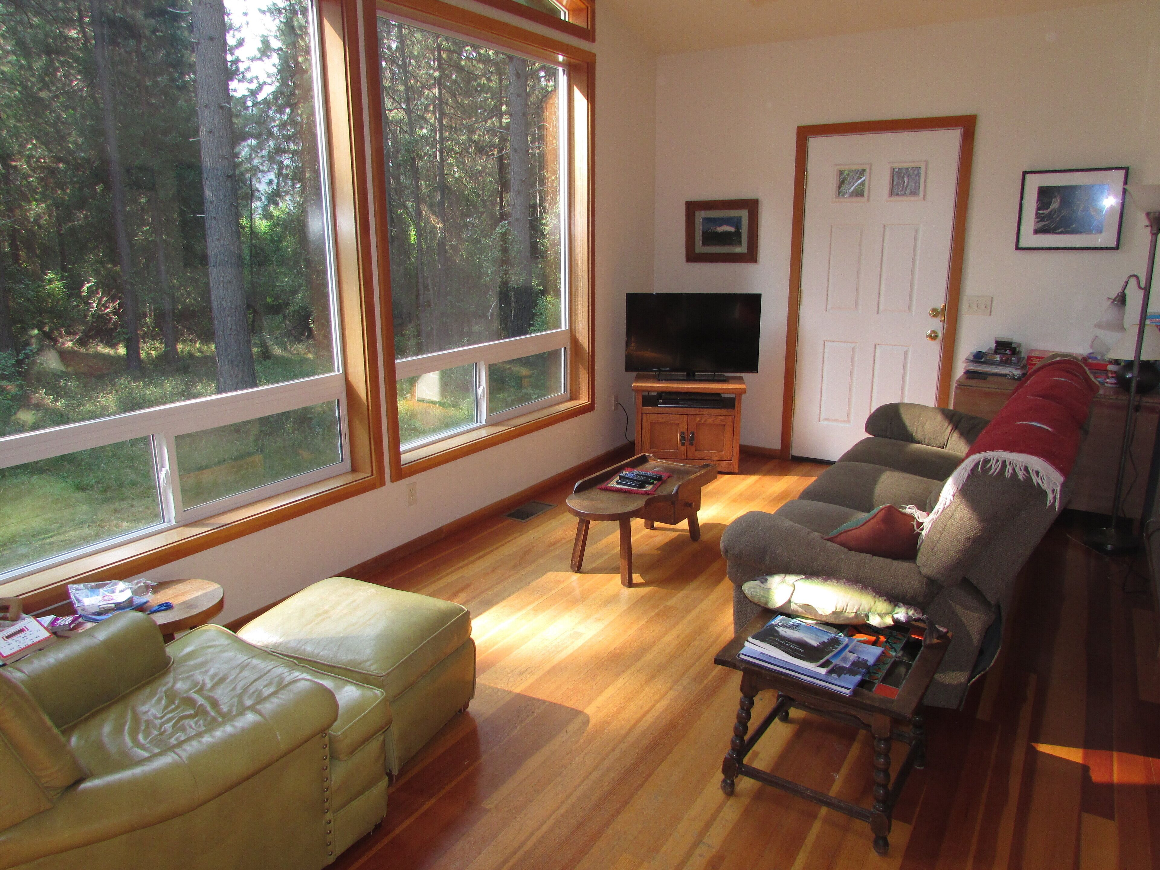 On a Meadow by a Creek in the Shadow of Mt Shasta - Sleeps 8+