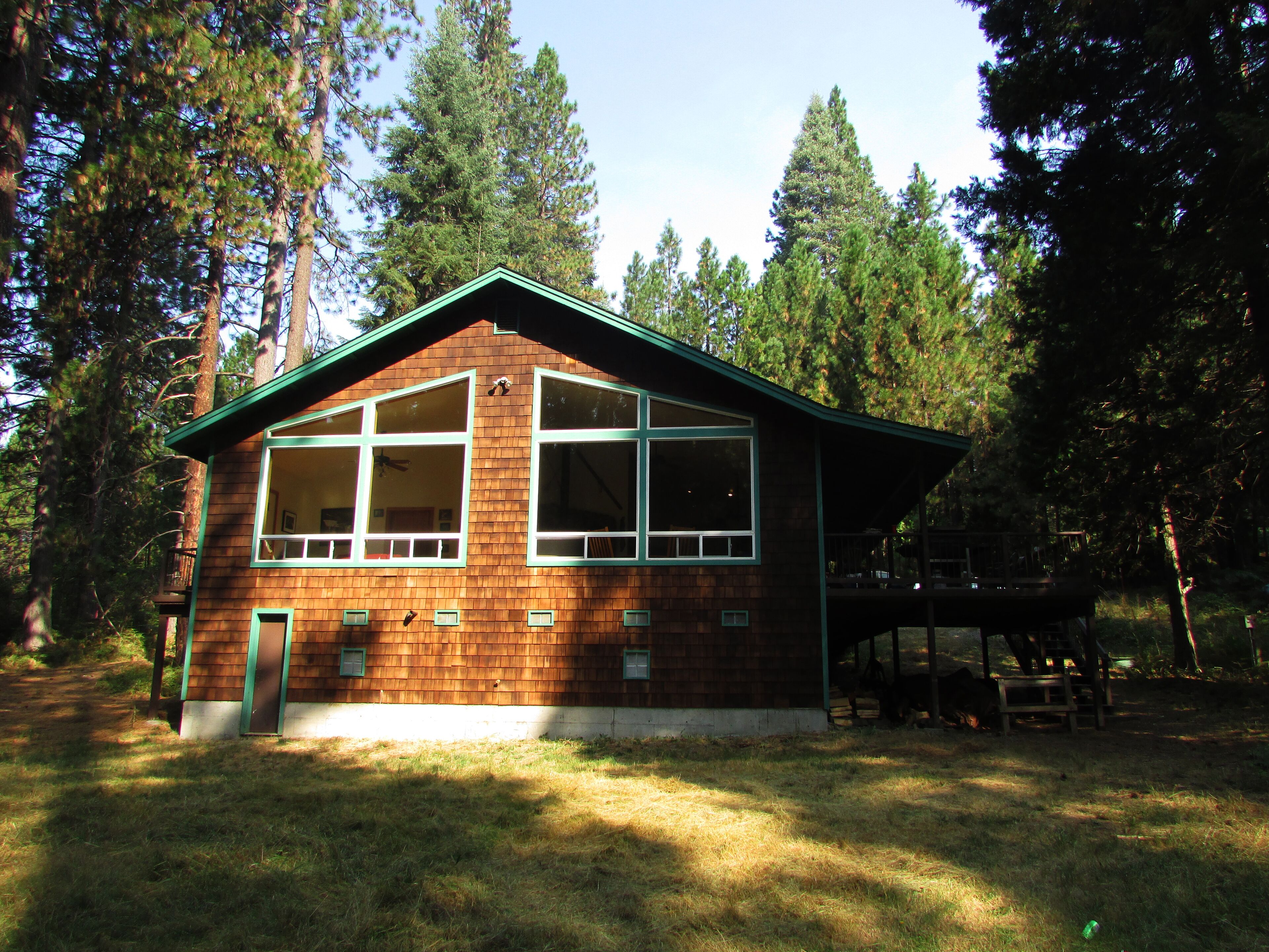On a Meadow by a Creek in the Shadow of Mt Shasta - Sleeps 8+