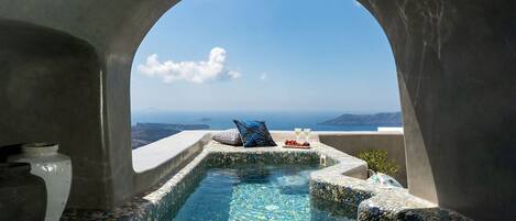 Una piscina al aire libre, una piscina climatizada