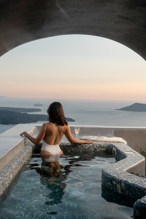 Outdoor pool, a heated pool - Luxury Cave Villa, Caldera View, Outdoor Heated Plunge Pool (Imerovigli, Thira)