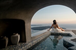 Outdoor pool, a heated pool - Luxury Cave Villa, Caldera View, Outdoor Heated Plunge Pool (Imerovigli, Thira)