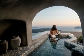 Outdoor pool, a heated pool - Luxury Cave Villa, Caldera View, Outdoor Heated Plunge Pool (Imerovigli, Thira)