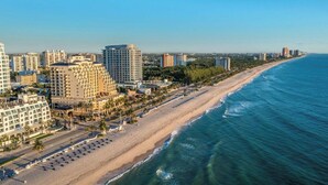 Beach - Direct Oceanfront 1,200sf 1BR/2Bth Condo; Full 4star Hotel Service; Walk to All! (Fort Lauderdale)