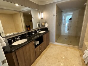 Bathtub, jetted bath, hair dryer, towels - Direct Oceanfront 1,200sf 1BR/2Bth Condo; Full 4star Hotel Service; Walk to All! (Fort Lauderdale)