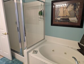Ensemble douche/baignoire, baignoire à jets, sèche-cheveux