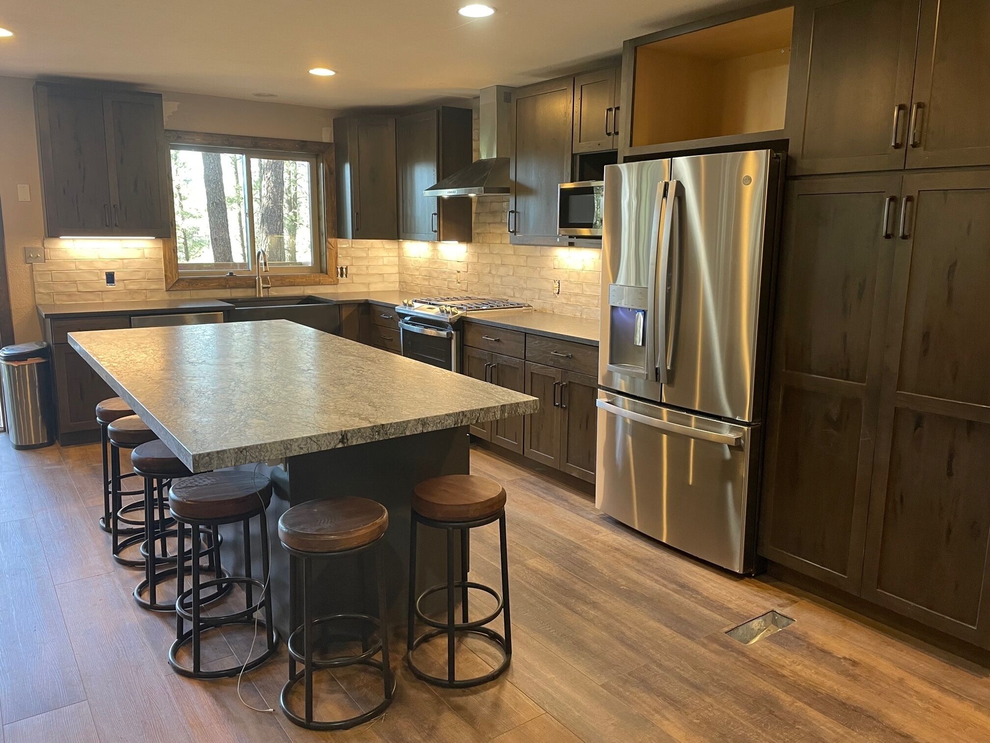 Large Family Friendly Home In The Trees Close To Attractions! 