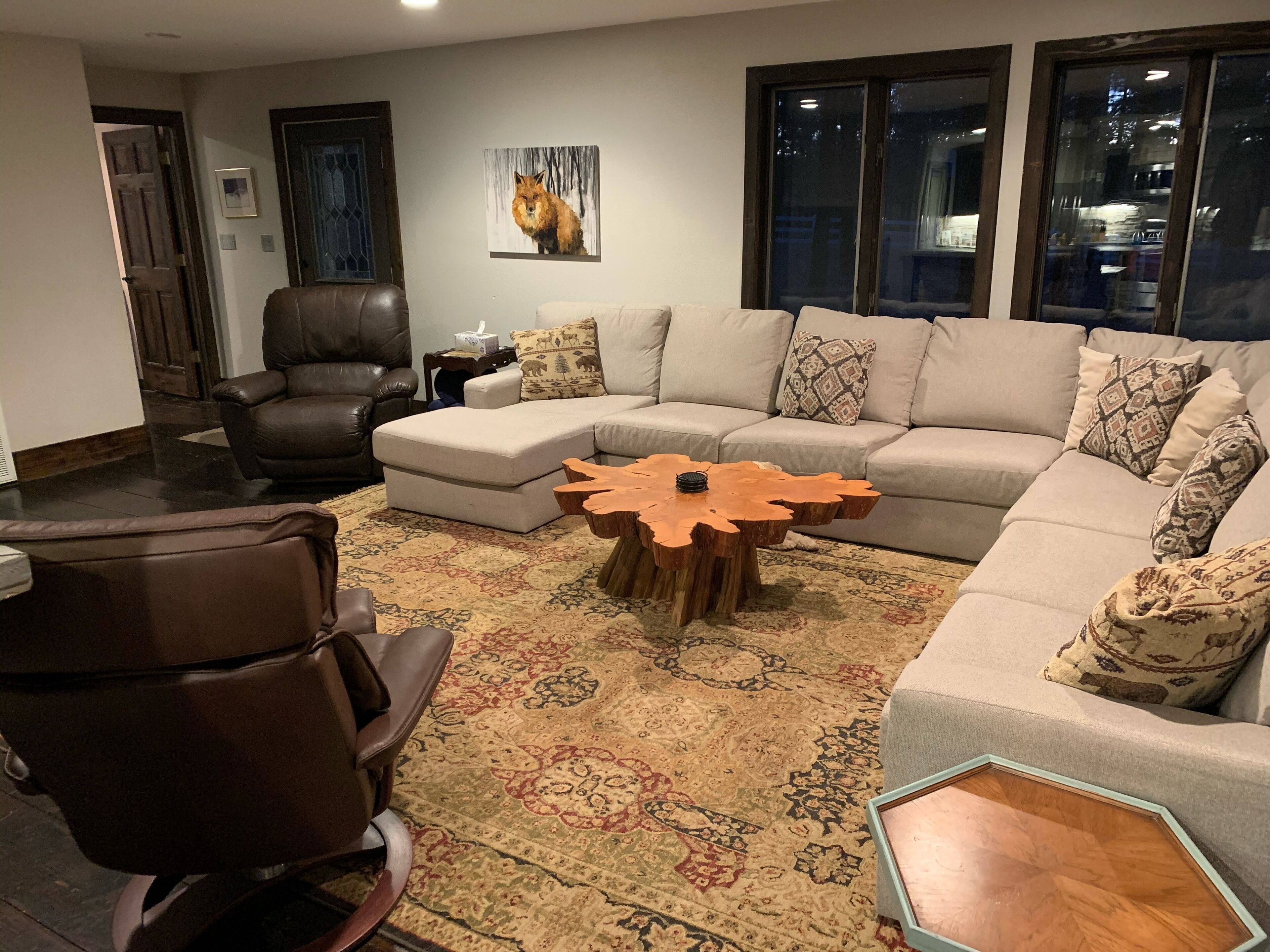 Large Family Friendly Home In The Trees Close To Attractions! 