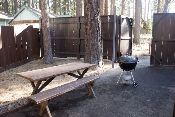 Outdoor dining - Perfect Location! Blocks to Lake, Heavenly and Stateline (South Lake Tahoe)